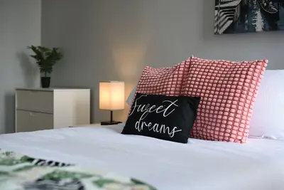 Image de City Living~ Close to all~ 5min Dt~ Free Str Park~Street Parking~Work Desk~Wifi