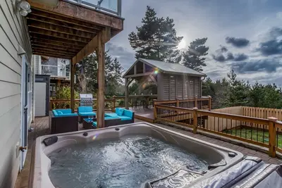 Image de Romantic Cutie in Seal Rock with Kitchenette, Gazebo, Bbq, Firepit, and Hot Tub!