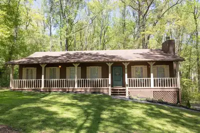Image de Woodland cottage near LakePoint Sports Complex & Butterfly Pavilion