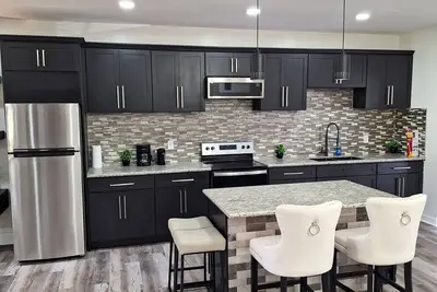 Chic 2br/2ba Retreat: Modern Comfort & Style, Near the Beach