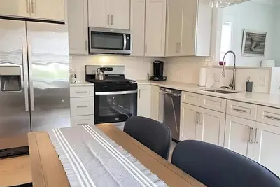 Image de Cozy Downtown Cottage! Dogs Welcomed!