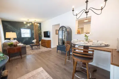 Image de Vintage Vogue: Your Stylish Suite with Wi-Fi, Netflix, and Parking!