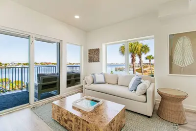 Image de Fully renovated waterfront townhome with kayak, Sup, bikes, wagon, chairs, tent!