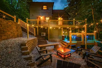 Image de Not Your Grandma’S Cabin! King Loft, Wifi, Game Room, Hot Tub & Fire Pit!