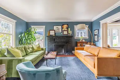 Image de Beautiful North Cap Hill Craftsman with Hot Tub
