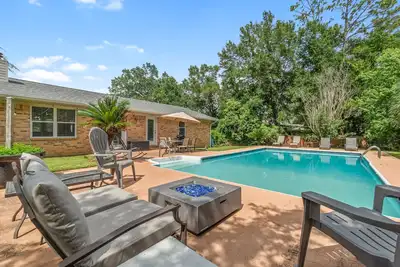 Image de Hidden Pensacola Gem! Quiet & Cozy Family Friendly Pool Home!