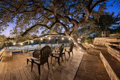 Image de Spectacular Lakefront Oasis\nOver 400 feet frontage on 2 acres of century oaks