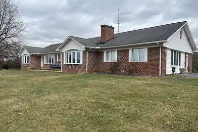 Image de Spacious lower level of brick ranch home. Close to city, in quiet location