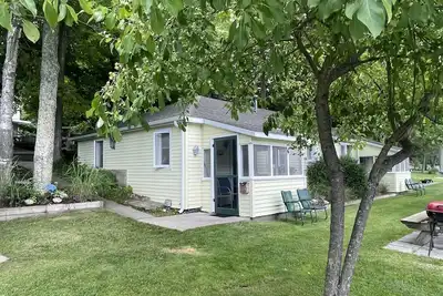 Image de Cottage 3 is a charming 2 bedroom 25’ from your boat dock & Hamlin lake.