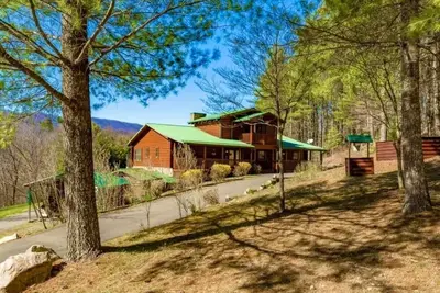 Image de Blue Ridge Mountain Cabin; chill vibes, scenic views, nearby hiking and wineries