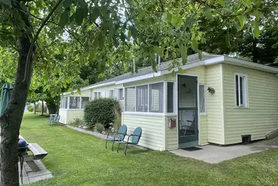 Image de Cottage 4 is a charming 2  bedroom 25’ from your boat dock & Hamlin lake