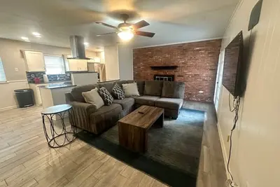 Extended Stay: Walking Distance to Utd w/ Backyard