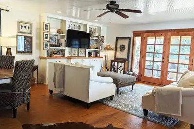 Image de Family home blocks from Downtown Opelika & less than 10 miles from Auburn campus