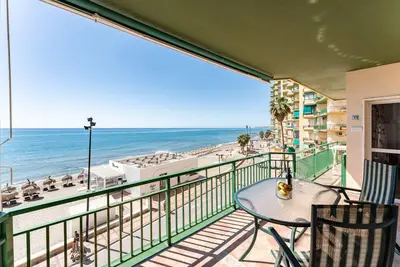 Image de Appartement 'Primera Línea De Playa Fuengirola' avec vue sur mer et terrasse privée