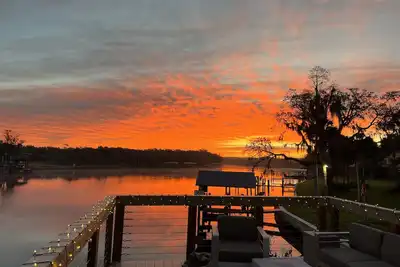 Image de River House w/ 2-story dock, boat ramp, fire pits outdoor lounge area.