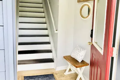 Image de 2nd Floor Walk-up. Close to wedding venues, restaurants and more!