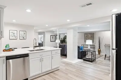 Image de Brighton's Hidden Gem - Chic & Spacious Luxury Suite - 5 mins to downtown!