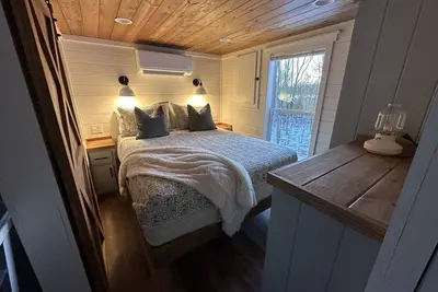 Image de Cedar - New Cottage in woods @ Moon Lake Farm - Hot Tub - Lake - Kayak - Fish