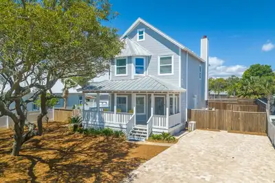Image de Private Heated Pool - Hot Tub - Golf Cart - Block to Beach - Fully Remodeled!