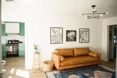 Image de Less than a mile to downtown Edmond and close to Uco. Cozy mid-century house!