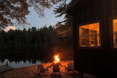 Image de Cabin on a private lake + Rv hookup. Surrounded by trails, lakes, and wildlife\n