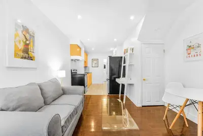 Image de Beautiful modern apartment in east Toronto. Cozy getaway for single or a group.
