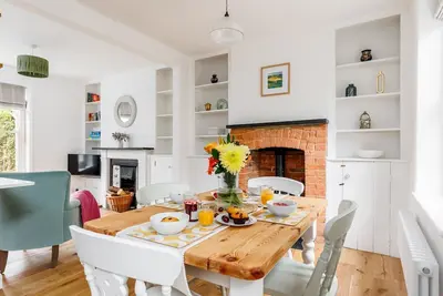 Image de Juniper Cottage, Lulworth. Sleeps 5 & Baby