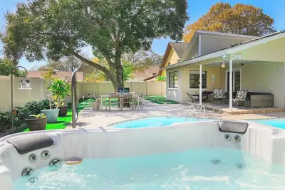 Image de 8 min Beach, Hot Tub, Pool & Games @ Snook Haven