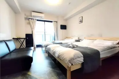 Image de 10 min walk from Jr Namba station and Subway/Hanshin Sakuragawa station. 4 min from Jr Ashiwarabashi station and supermarket. 1 room on 1 floor, max 4 people, elevator, convenient to Namba, Dotonbori and Shinsaibashi.