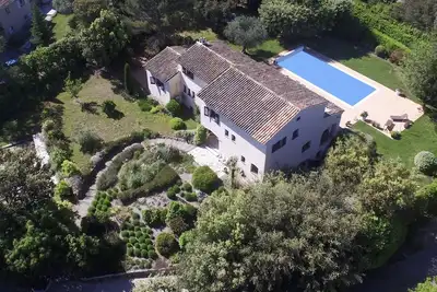 Image de Spacious 5-bedroom villa with modern interior, south-facing garden + large pool