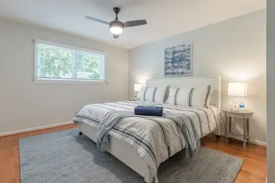 Image de Peaceful Retreat -Lakefront | 2 Bed, 2 Bath