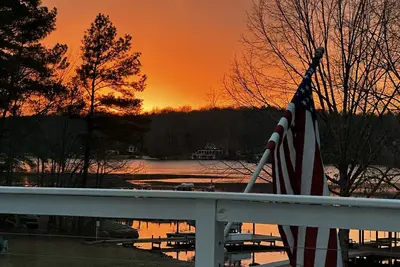Image de Paradise at Sunset Point: hot tub, waterfront and dog friendly property
