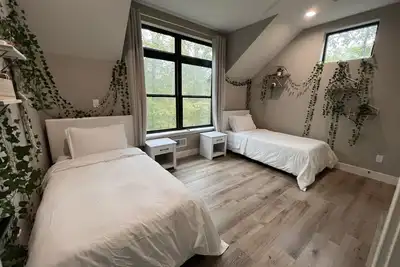 Image de New, elegant and cozy home at Masthope Mountain