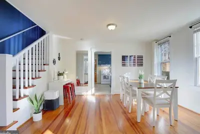 Image de Large House Downtown Annapolis with 2 Hot Tubs and 4 parking places