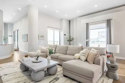 Image de Downtown Penthouse Lake Views #1|Gym, Parking+Pool