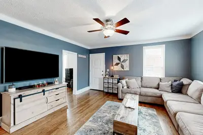 Image de Peaceful, spacious retreat with enviable location, firepit, yard