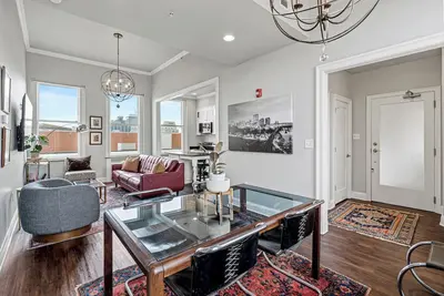 Image de 2-Bed 2-Bath Condo- Free Parking! - Downtown - Housekeeping & Utilities Included