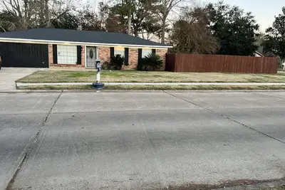 Image de Mins from airport/ hospital/ coliseum/ 4bed/ 2bed