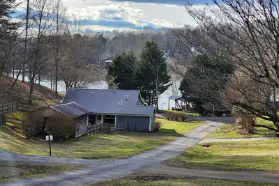 Image de Lakeview Lodge on Chatuge, Dock Slip available nearby, WiFi & Prmchnls