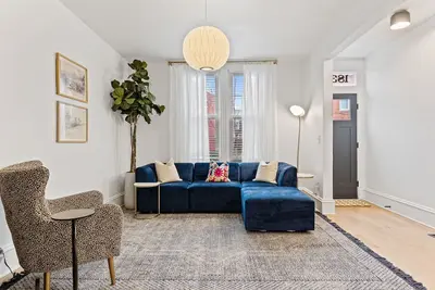 Image de Low-Cost, High-Comfort Prime Uptown Stay - NearStadiums, Downtown, Universities!