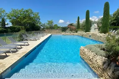 Image de Très joli Bastidon en pierres sèches dans une domaine privé avec piscine.