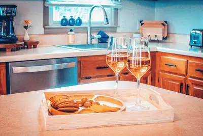 Image de Coastal charm and family friendly perks, just steps away from Obx beaches!