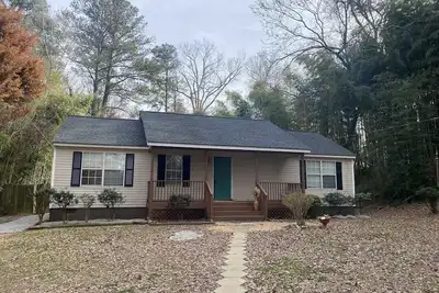 Image de Smyrna/Mableton Home on Budget, 15 mins to Atlanta, walk to Shops and Cafe's