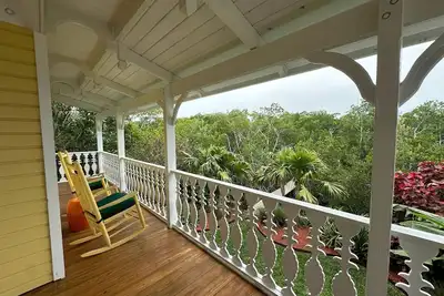 Image de Key West style cottage w/ dock overlooking Florida Bay. Wrap around windows! \n