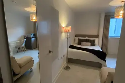 Image de Xl Bright Room+Parking- 20min London Bridge -3 min Train/Bus Station to the City