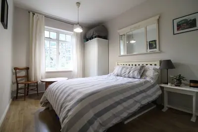 Image de Two Bedroom Garden Flat with Private Parking