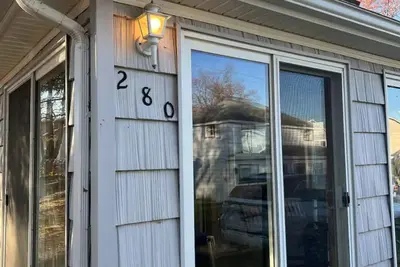 Image de Remodeled cozy retreat with a lake front view on Devils Lake. Pet Friendly!