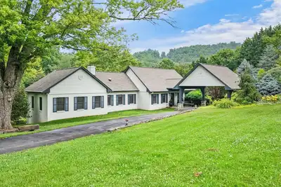 Image de 5 Acre Estate: Pool/Hot Tub/Basketball/Fire Pit