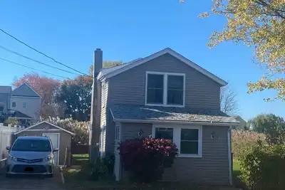 Image de Renovated cozy 4b/2b house with 2 king size beds-steps away from beach.