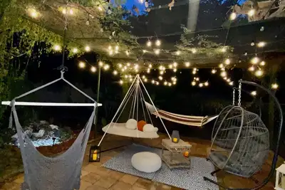 Image de Rustic Cottage Style w/ Relaxing Suspended Hangout Pods! Tranquil water sounds.